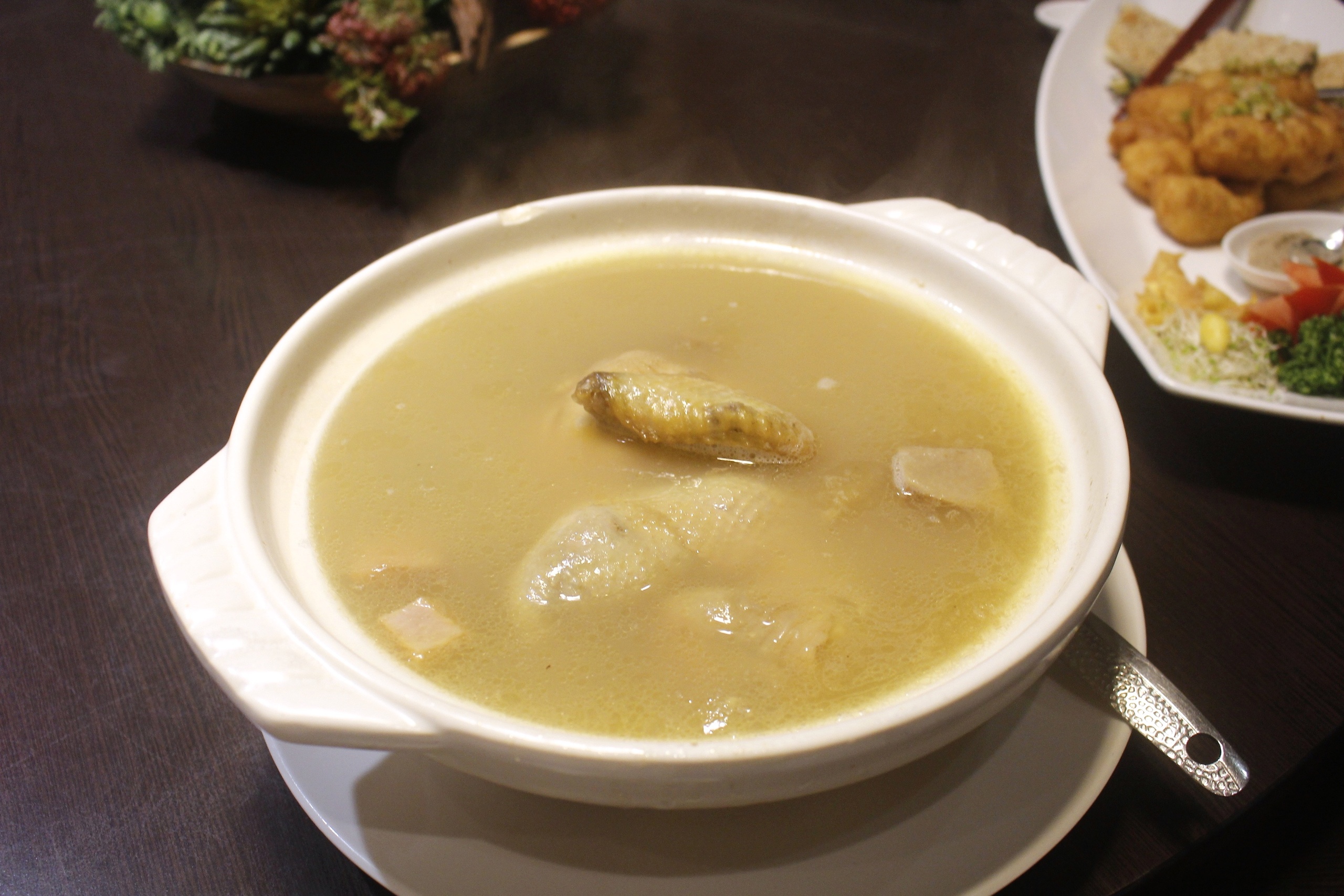 【桃園 點水樓】工業區藏身東方樓。品嚐秋蟹好時機！更不能錯過No.1彩色小籠包