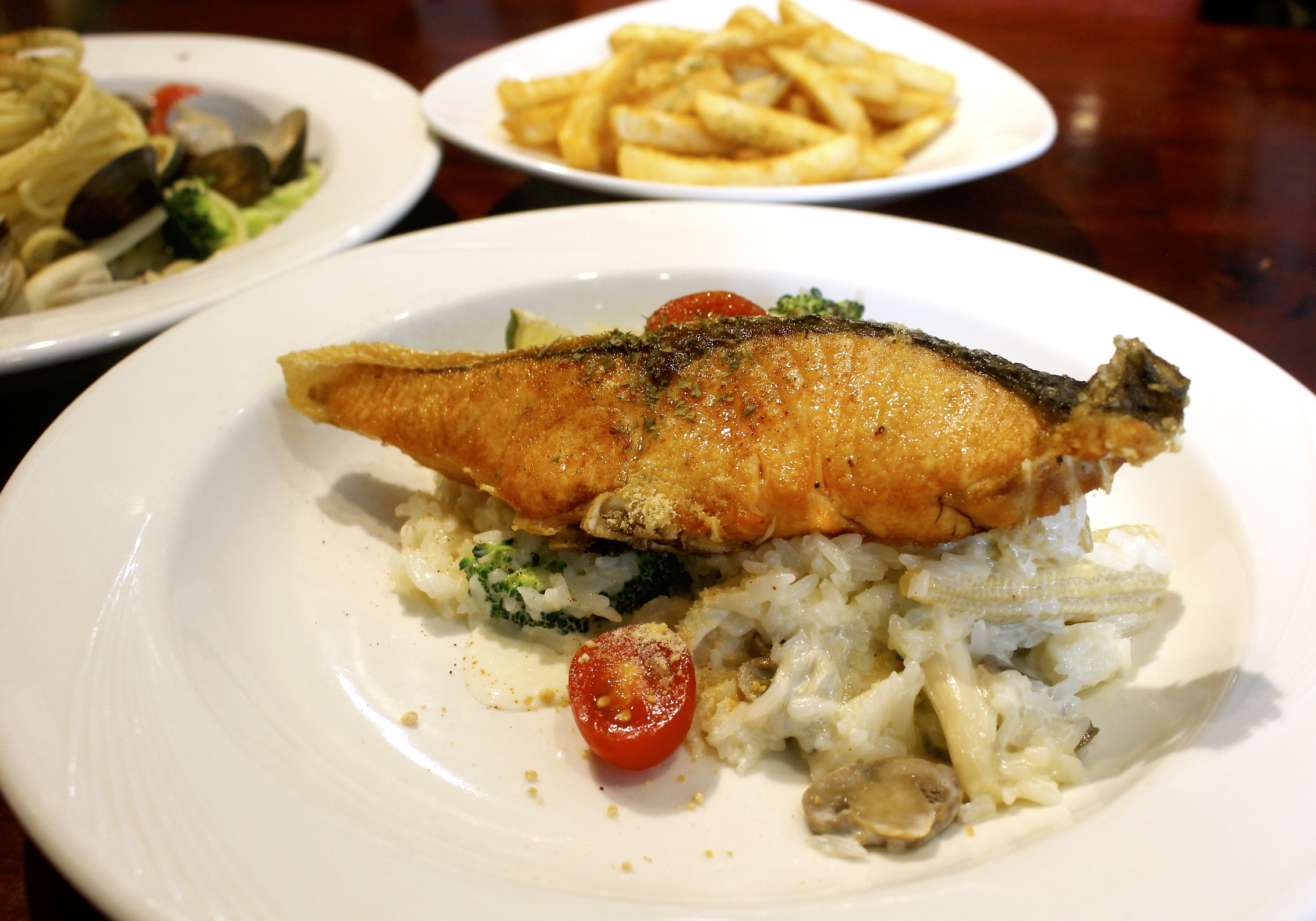 【桃園 艾密爾親子廚房】燉飯上有超威香酥鮭魚。附餐無限供應/兒童遊戲室/附設停車場