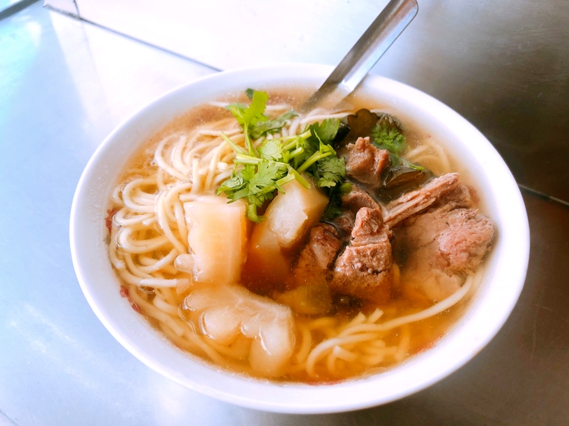 【宜蘭 奧松刈包燉肉飯】遵循古法手工現炸肉捲好好味。不忘來杯傳統白粉圓解膩!