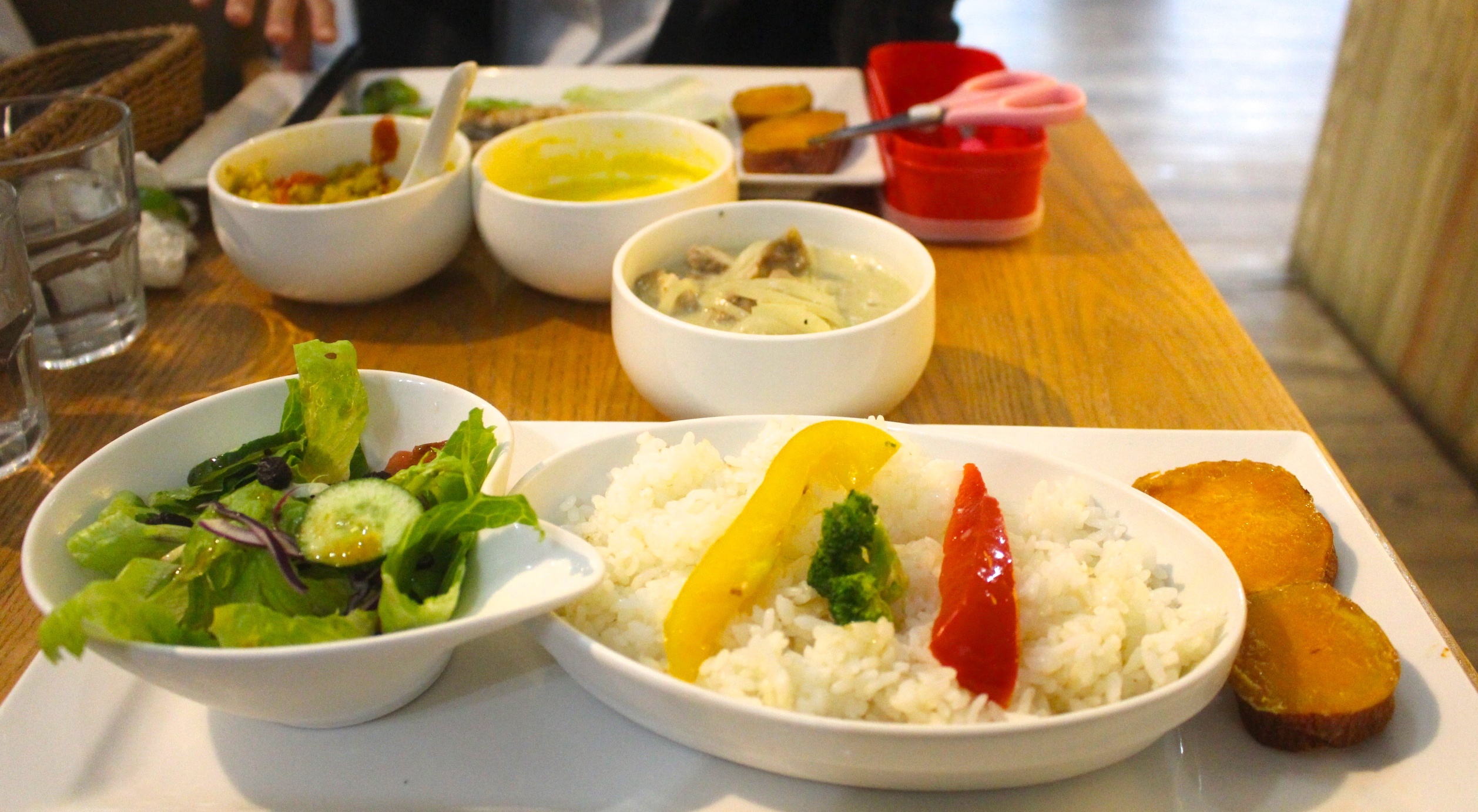 【新北 食之有情】低調(diào)在三井outlet車道旁。當(dāng)?shù)厝藲?寵物、親子